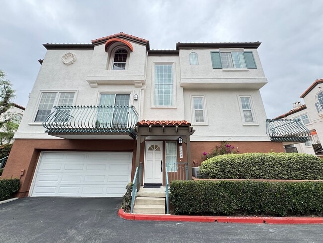Building Photo - Bright 2Bd/2.5Ba End Unit w/Water/Sewer/Trash Included In Prestigious Tustin Community!
