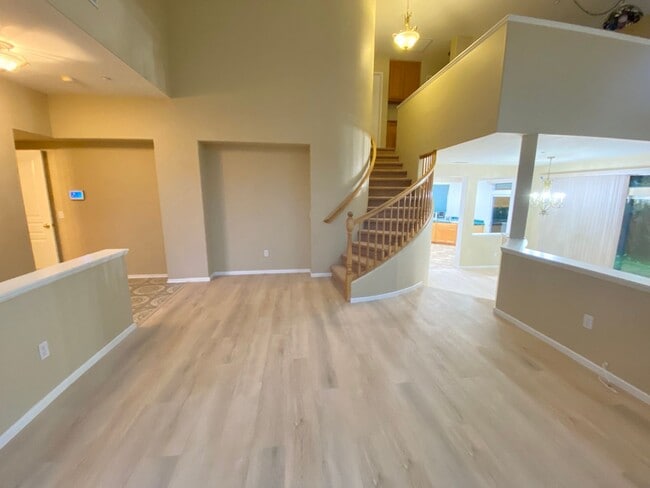Building Photo - Spacious 3 Bed 2.5 Bath with a loft Ventura home