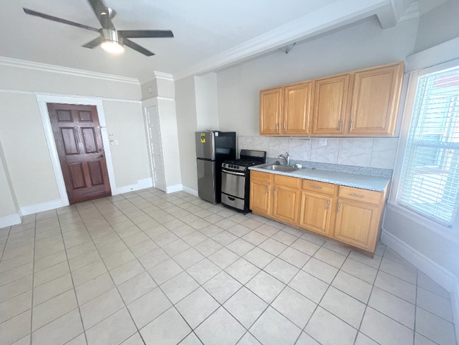 Photo - 744 Pine Ave Unit 3