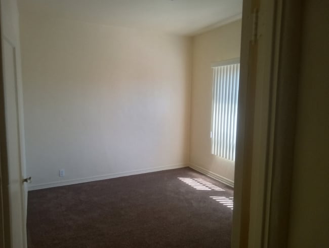 Building Photo - 4721 S Budlong Ave Rental
