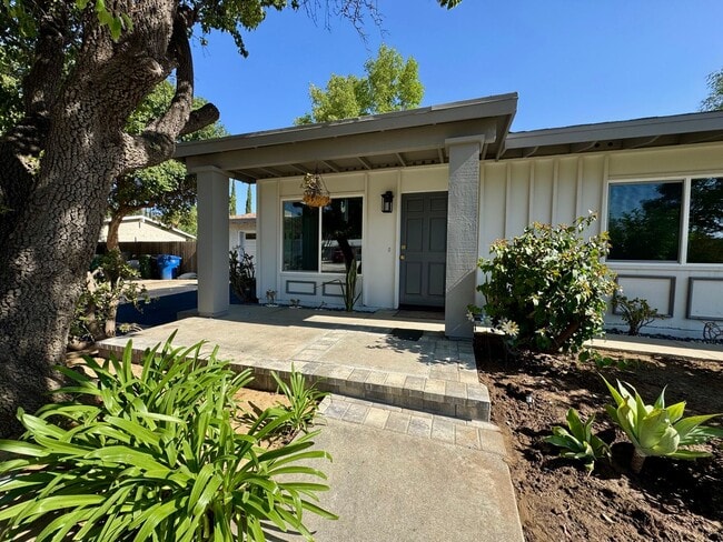 Building Photo - Newly Remodeled Gorgeous Open Floor Plan on a large Corner Lot