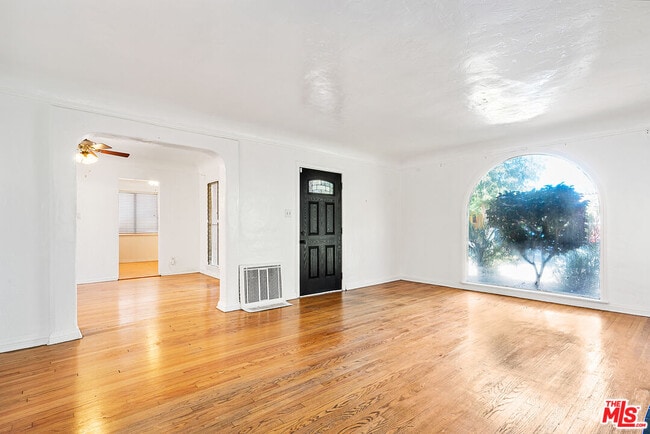 Photo - 6086 Saturn St