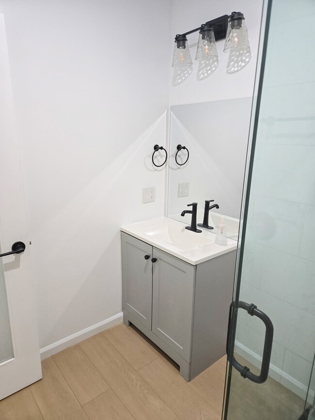 Photo - 4913-4912 Lynnfield St