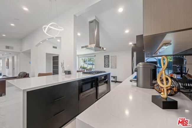 Photo - 20412 Oxnard St