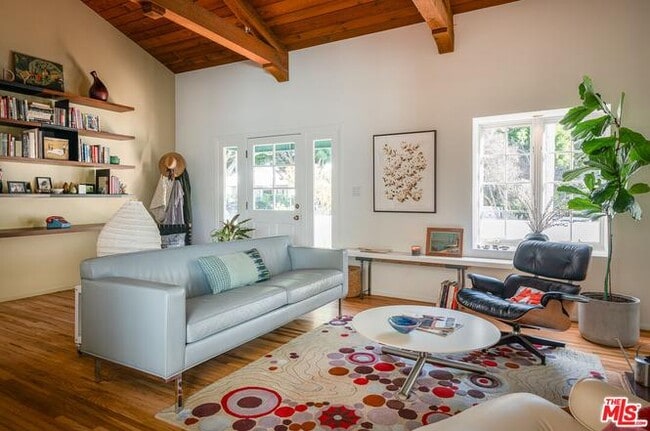 Photo - 2337 Hill St