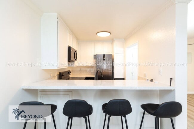 Building Photo - 6924 Hyde Park Dr Unit 214