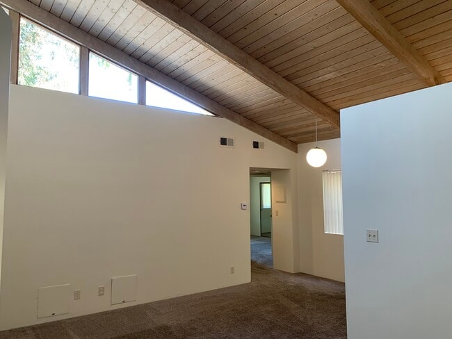 Clerestory Windo - 2491 S Barrington Ave Unit 2491
