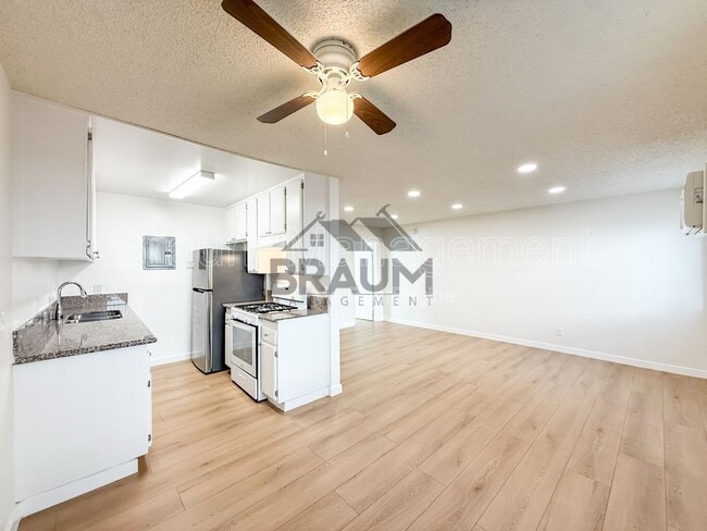 Building Photo - 6612 Sylmar Ave Unit 103