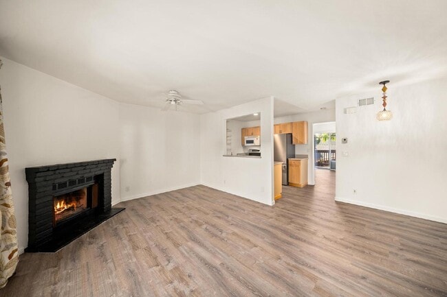 Building Photo - Fabulous University Heights location! Unit 5