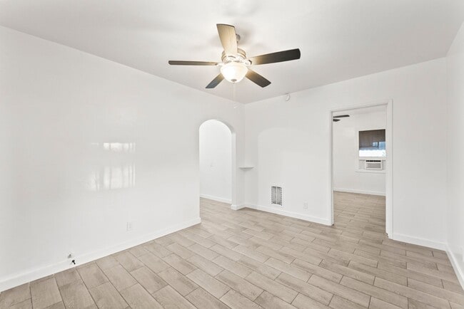 Photo - 10639 Fitzroy Ave Unit B