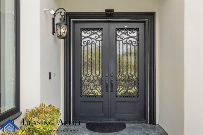 Photo - 5011 Hayvenhurst Ave