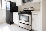 1BR, 1BA - 800SF - Kitchen Stove - 1735 Winona Blvd Apartments
