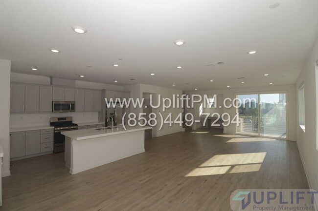 Building Photo - 4 Bed 3.5 Bath Townhome in Chula Vista w/ Washer/Dryer and 2-Car Garage