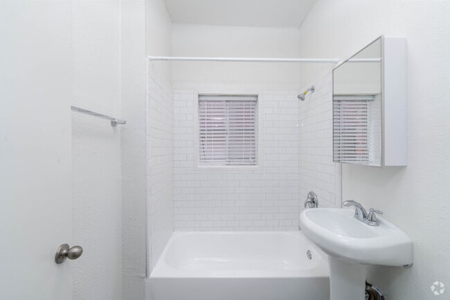 Studio, 1BA - 450SF - CCD - Country Club Dr. Apts.