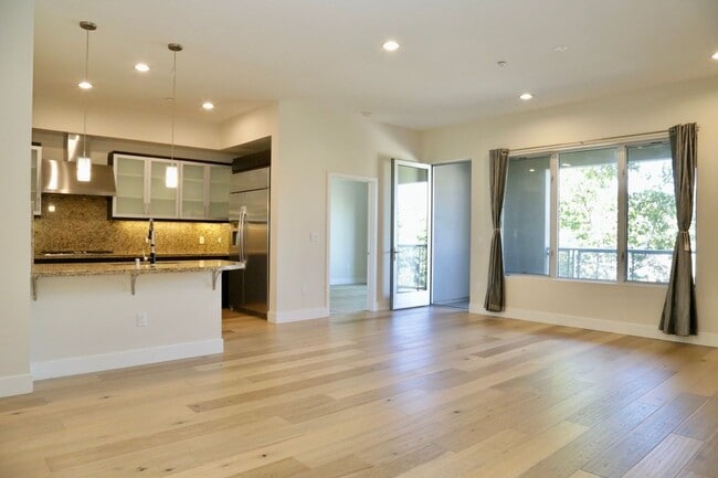 Building Photo - Luxury Condo Living in Central Park West –... Unit 322