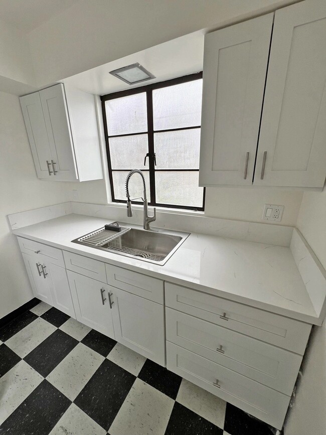 Photo - 2564 W 5th St Unit 2562