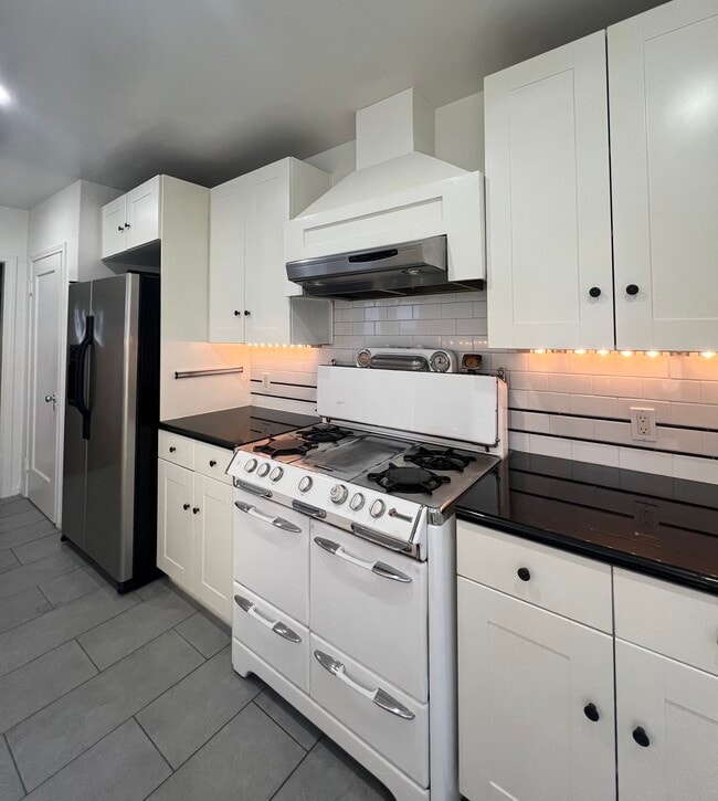 Photo - 1152 N Sycamore Ave