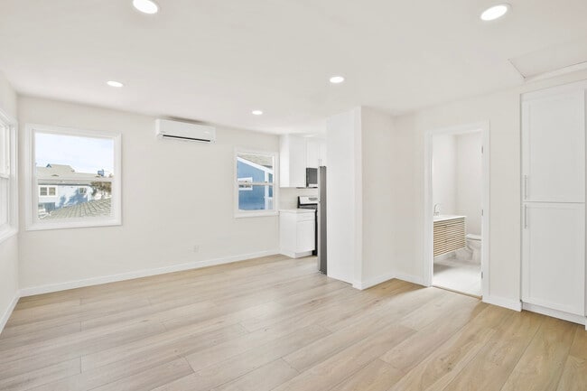 Photo - 2637 Strandway