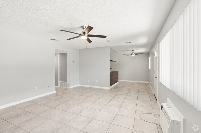 2BR, 2BA - 900SF - Living Room - Spanish Oaks