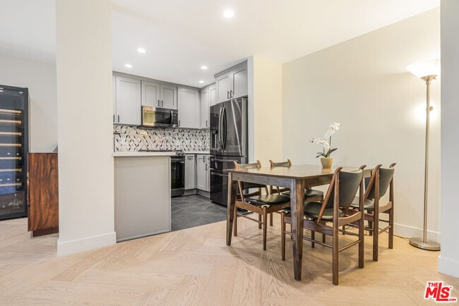 Photo - 950 N Kings Rd Unit 216