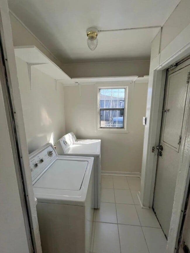 Photo - 1110 W 92nd St