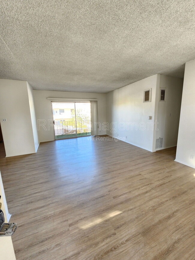 Building Photo - 4350 Troost Ave Unit 12