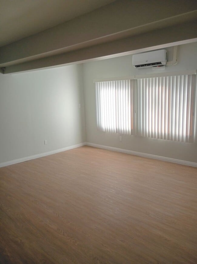 Photo - 5302 Colodny Ave