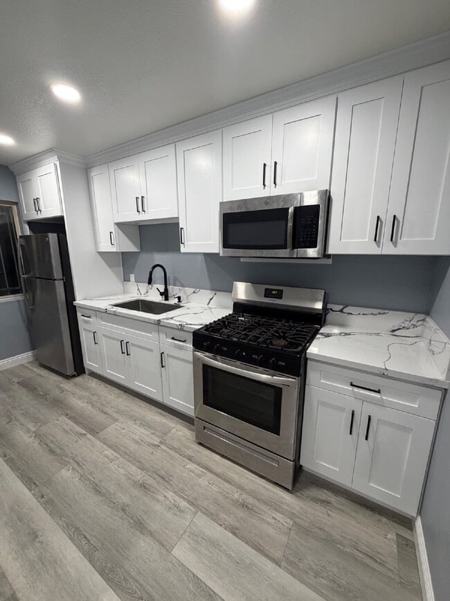 Building Photo - 100% NEWLY REMODELED - MUST SEE - WON'T LAST _ Only 4 miles from USC and 6 miles from DTLA