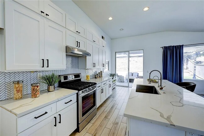 Building Photo - 27507 Fallbrook Ct