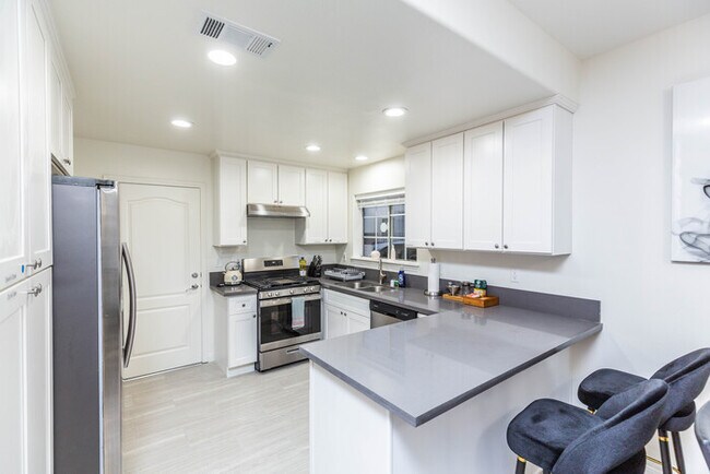 Photo - Newly Remodeled 5B4B. 2 mile from the Rose...