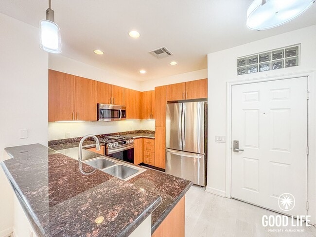 Building Photo - SD: Bright 2BD/2BA Condo in Downtown San Diego with Covered Balcony, Community Gym & In-Unit Laundry Unit 3414