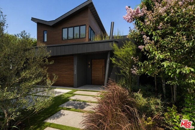 Building Photo - 1130 N Poinsettia Pl
