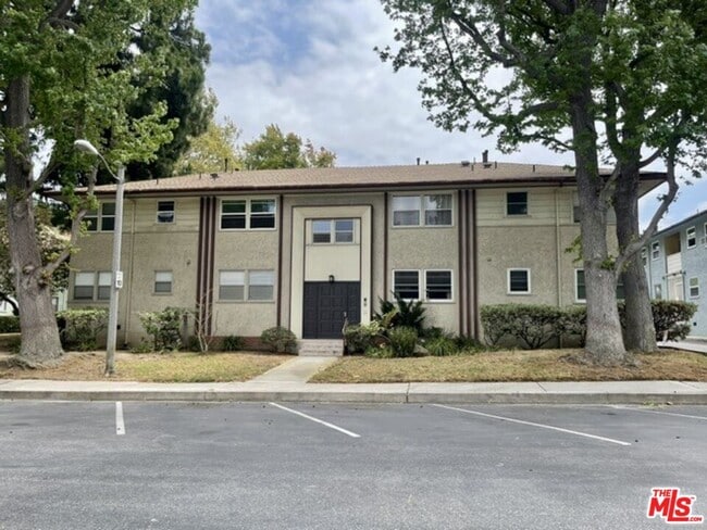 Building Photo - 5870 Bowcroft St Unit 2