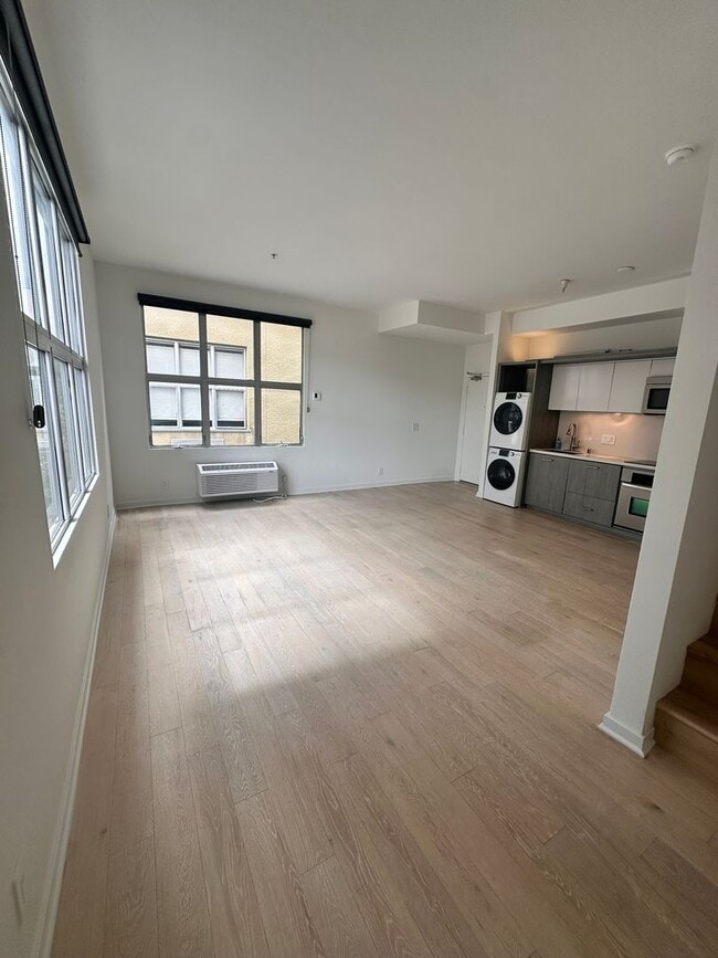 Building Photo - DOWNTOWN GEM - Two-level loft with private... Unit 31