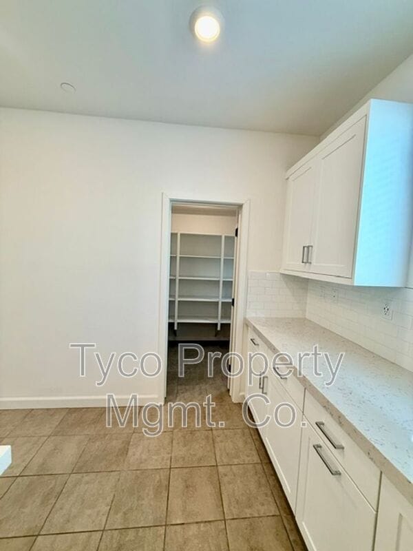 Photo - 784 Vada St