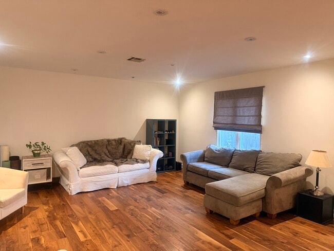 Building Photo - 22453 Clarendon St