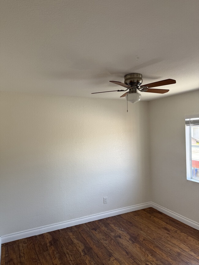 Room 1 - 4832 W 116th St Unit 4