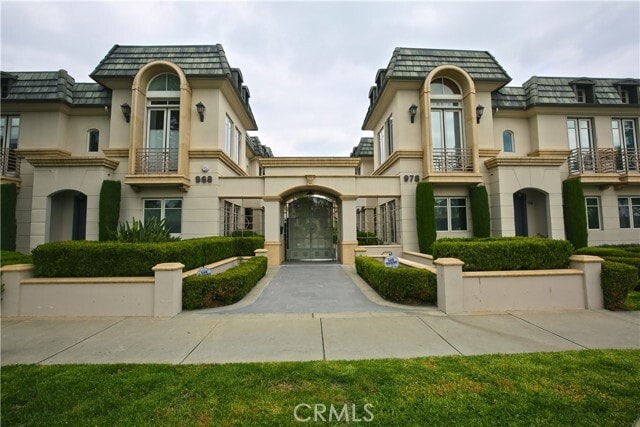 Photo - 978 S Marengo Ave Townhome