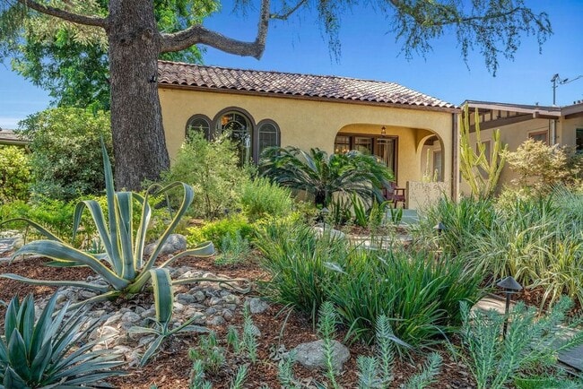 Photo - 1053 N Mar Vista Ave House