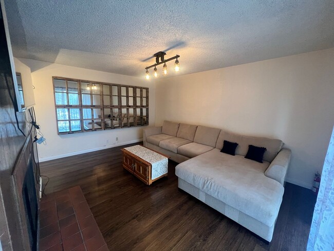 Building Photo - Large 1BR/1BA Updated End Unit (Upper Floor) Condo in Alpine Oaks