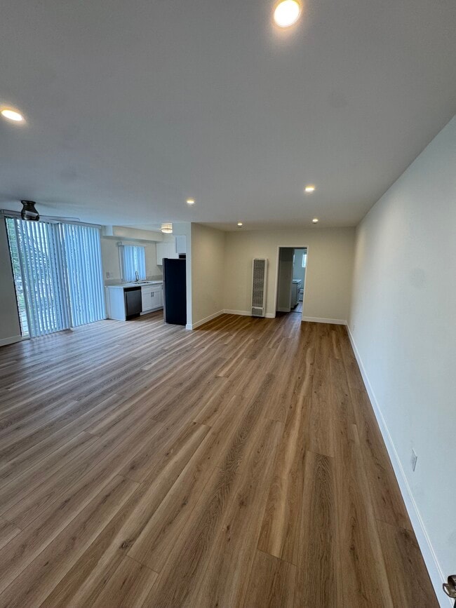 Living Room - 929 Larrabee Apartments