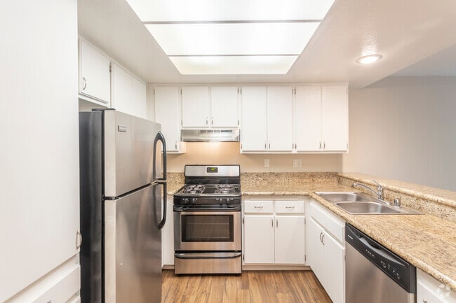 1 BR, 1 BA - 702 SF - Crosscreek