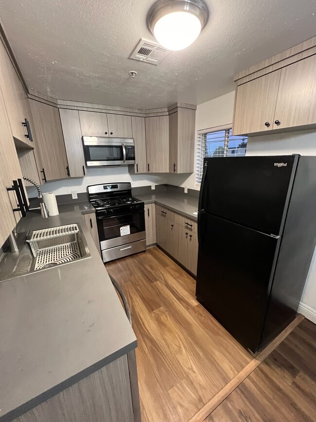 Building Photo - 14655 Vanowen St Rental