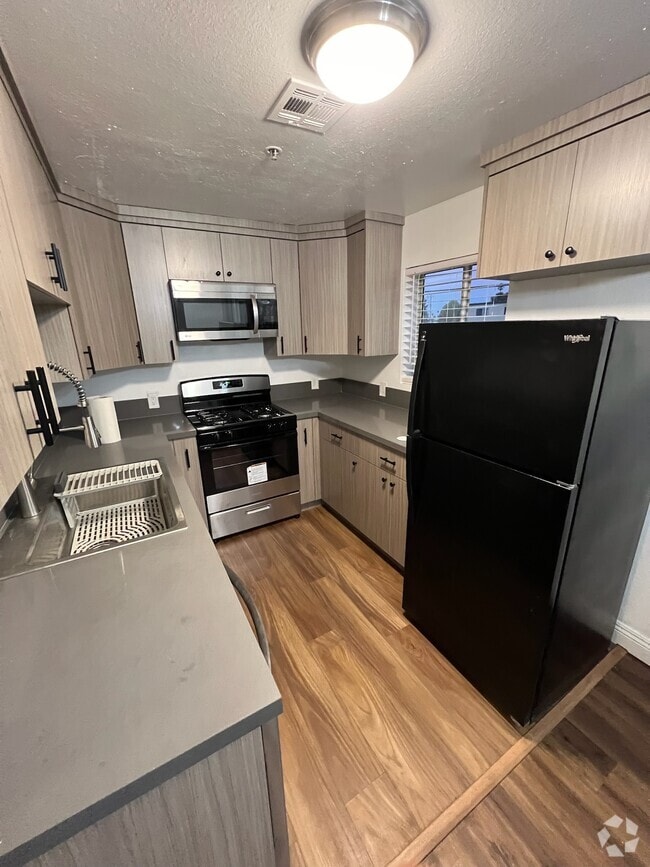 Building Photo - 14655 Vanowen St Rental