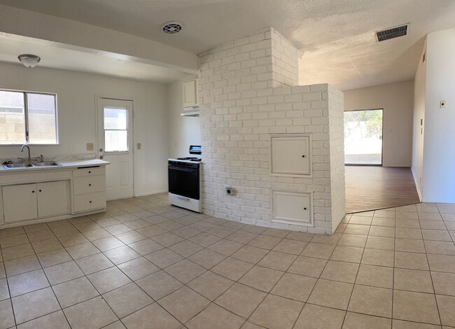Photo - 1115 W Avenue H6
