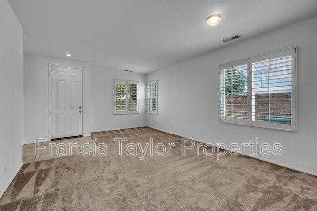 Photo - 401 Whitby Gn