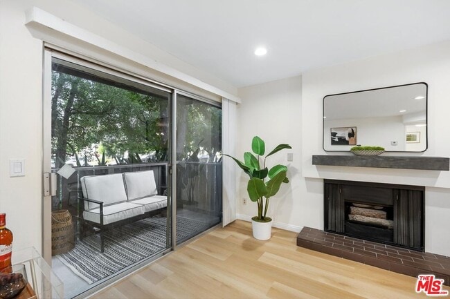 Photo - 14960 Victory Blvd Unit 101