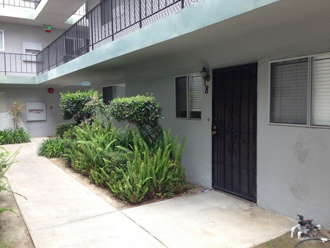 Building Photo - 4885 Cole St Unit 8