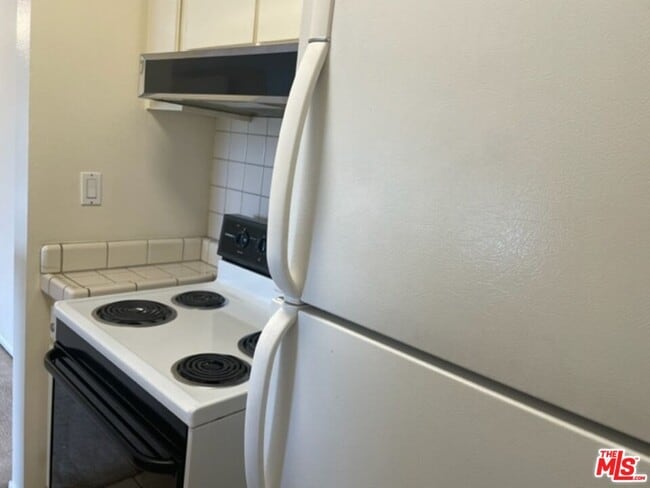 Kitchen - 18307 Burbank Blvd Unit #207
