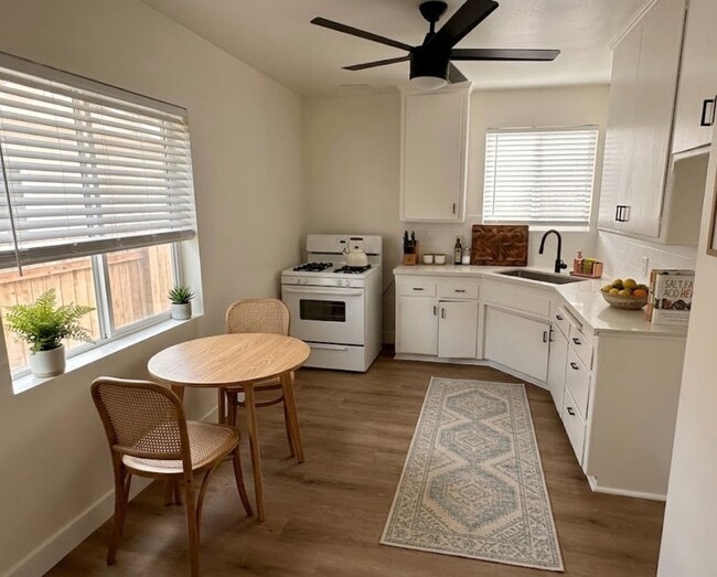 Building Photo - 7603 N Hollywood Way Unit D